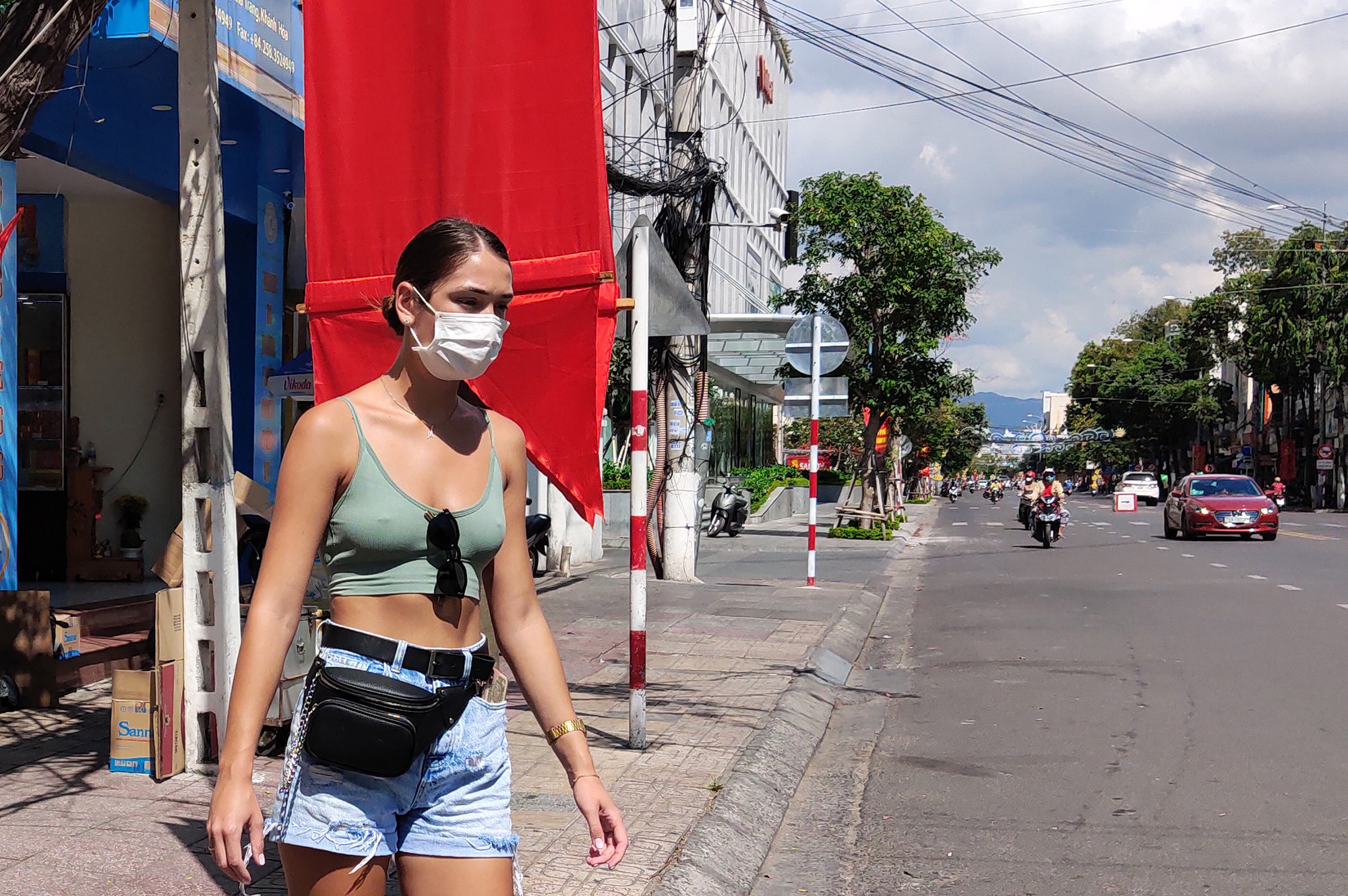 Du khách đeo khẩu trang tập luyện thể thao khi Nha Trang tạm ngừng tắm biển và đóng cửa các điểm vui chơi - Ảnh 9. Du khách đeo khẩu trang tập luyện thể thao khi Nha Trang tạm ngừng tắm biển và đóng cửa các điểm vui chơi - Ảnh 9.