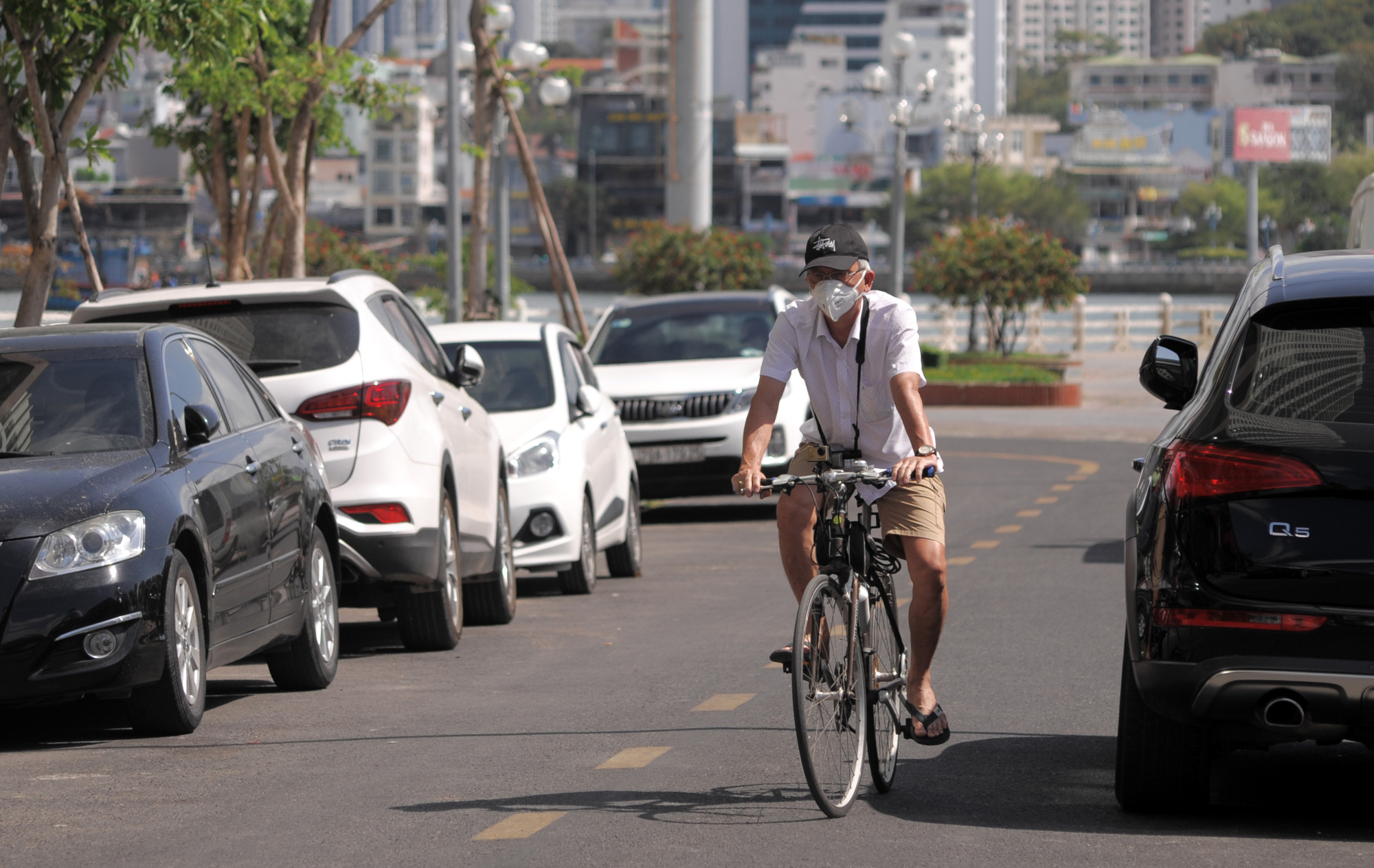 Du khách đeo khẩu trang tập luyện thể thao khi Nha Trang tạm ngừng tắm biển và đóng cửa các điểm vui chơi - Ảnh 6. Du khách đeo khẩu trang tập luyện thể thao khi Nha Trang tạm ngừng tắm biển và đóng cửa các điểm vui chơi - Ảnh 6.