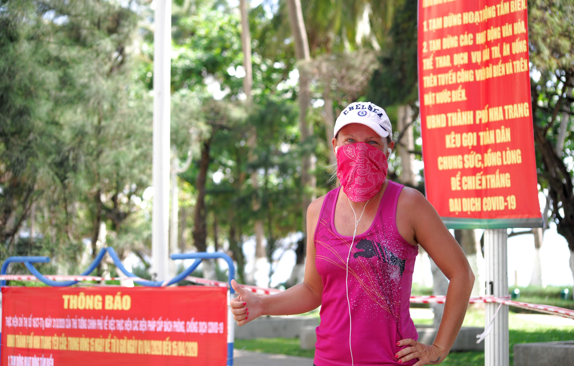Du khách đeo khẩu trang tập luyện thể thao khi Nha Trang tạm ngừng tắm biển và đóng cửa các điểm vui chơi - Ảnh 12. Du khách đeo khẩu trang tập luyện thể thao khi Nha Trang tạm ngừng tắm biển và đóng cửa các điểm vui chơi - Ảnh 12.