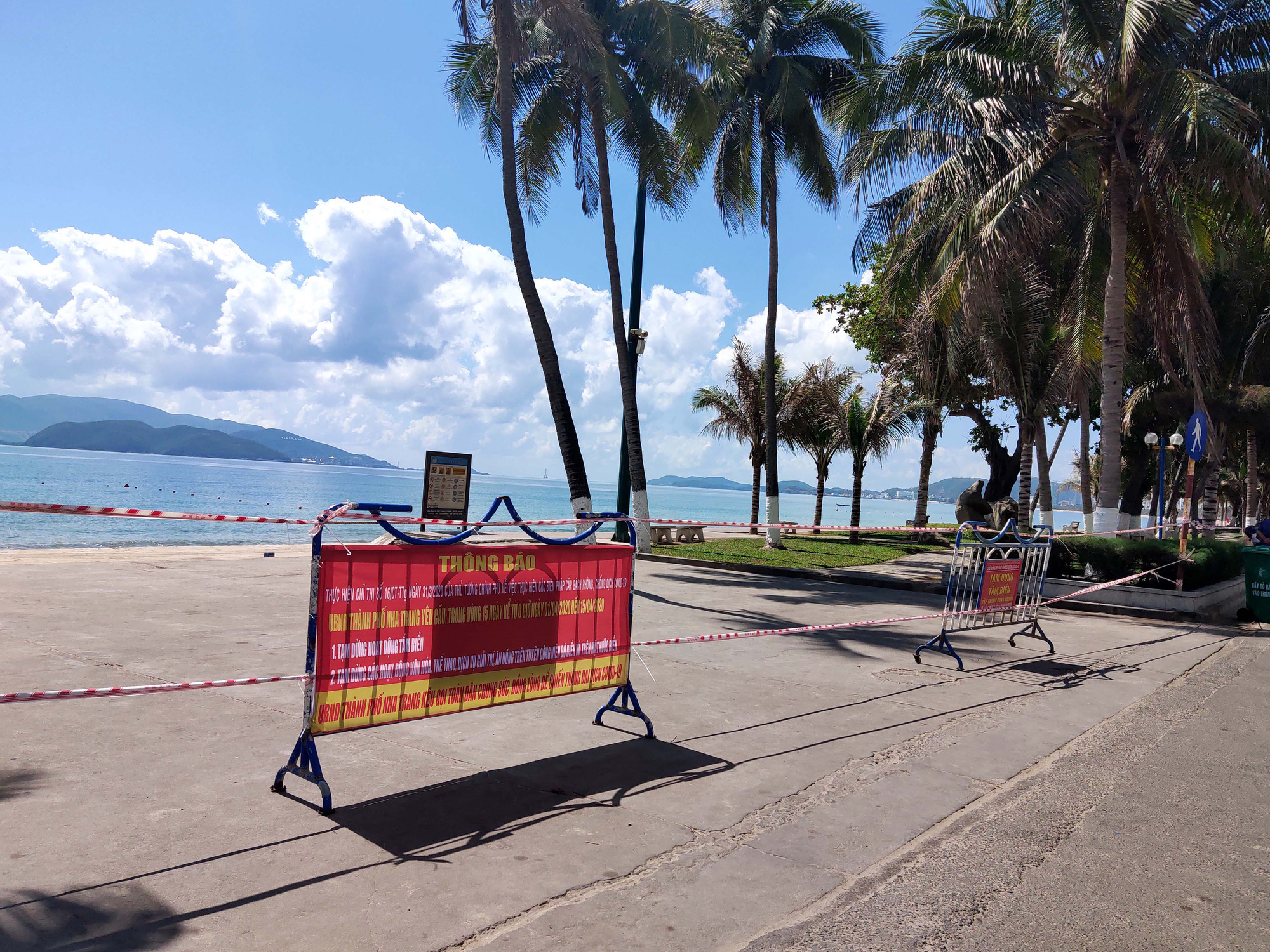 Du khách đeo khẩu trang tập luyện thể thao khi Nha Trang tạm ngừng tắm biển và đóng cửa các điểm vui chơi - Ảnh 2. Du khách đeo khẩu trang tập luyện thể thao khi Nha Trang tạm ngừng tắm biển và đóng cửa các điểm vui chơi - Ảnh 2.