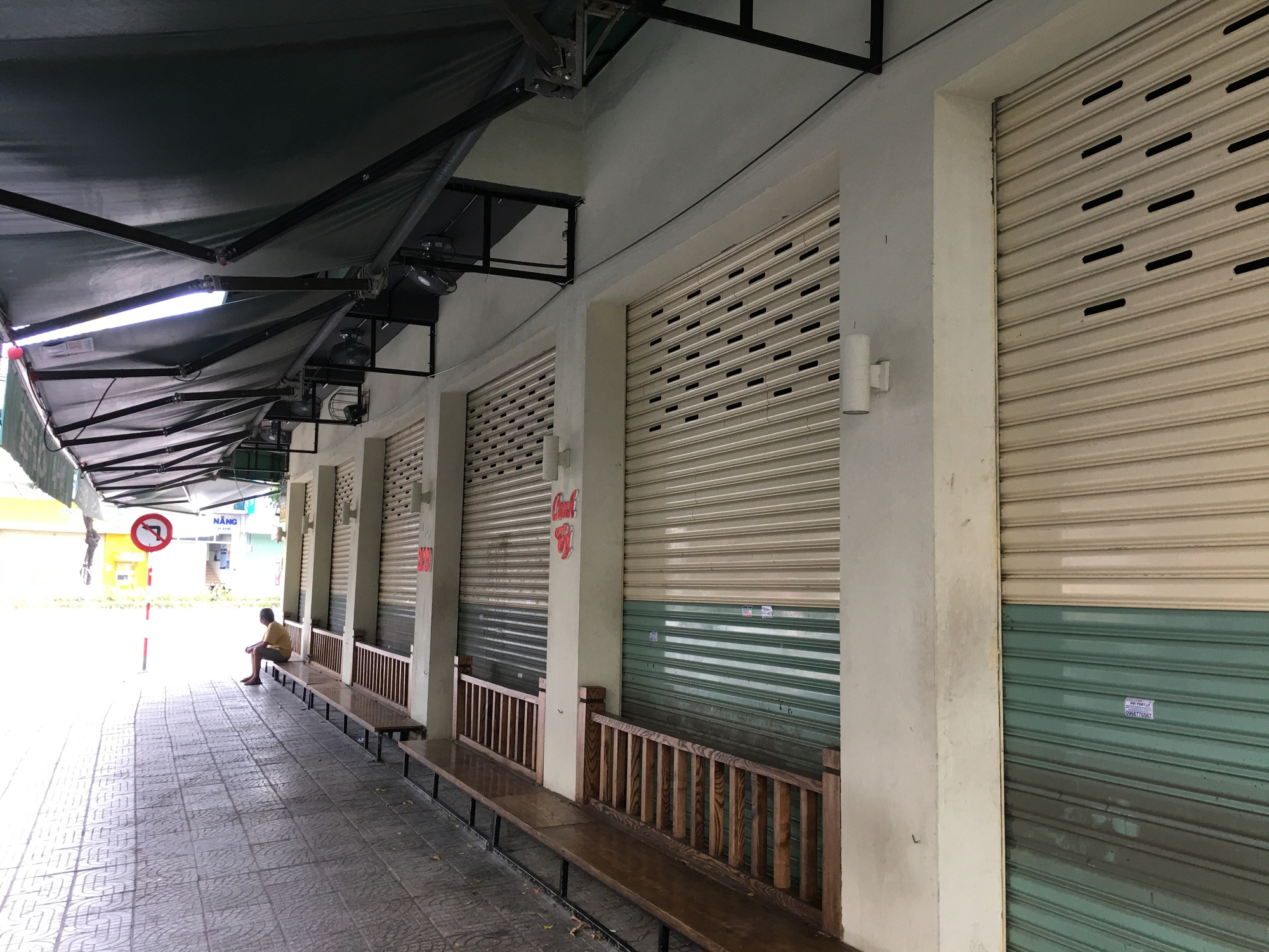 Từ quán cà phê, bánh ngọt đến trà sữa ở Đà Nẵng dừng luôn việc bán online, mang đi khi chính quyền cấm - Ảnh 9. Từ quán cà phê, bánh ngọt đến trà sữa ở Đà Nẵng dừng luôn việc bán online, mang đi khi chính quyền cấm - Ảnh 9.