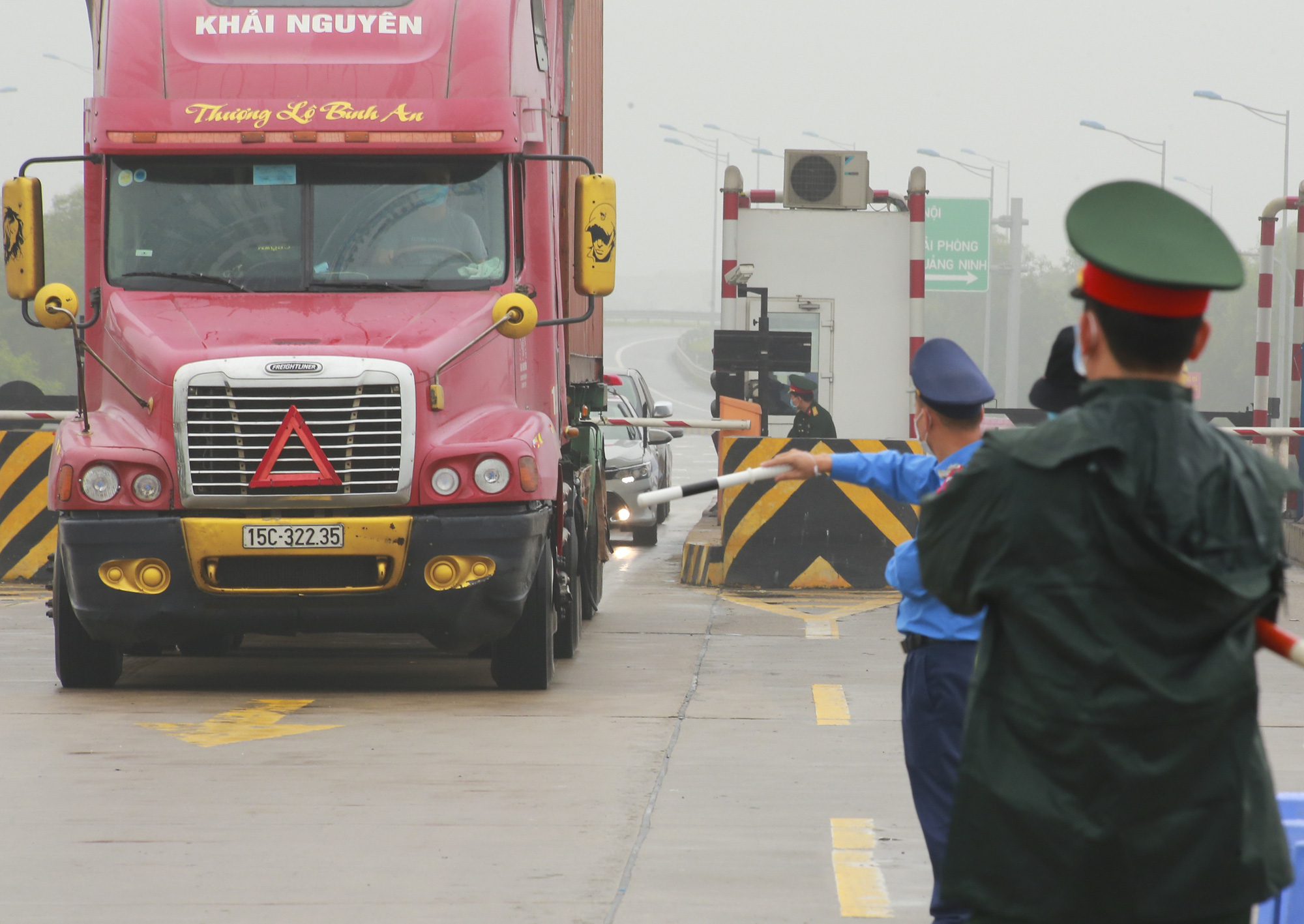 Lập chốt kiểm soát tại cao tốc Hà Nội - Hải Phòng, nhiều xe phải quay đầu - Ảnh 3. Lập chốt kiểm soát tại cao tốc Hà Nội - Hải Phòng, nhiều xe phải quay đầu - Ảnh 3.