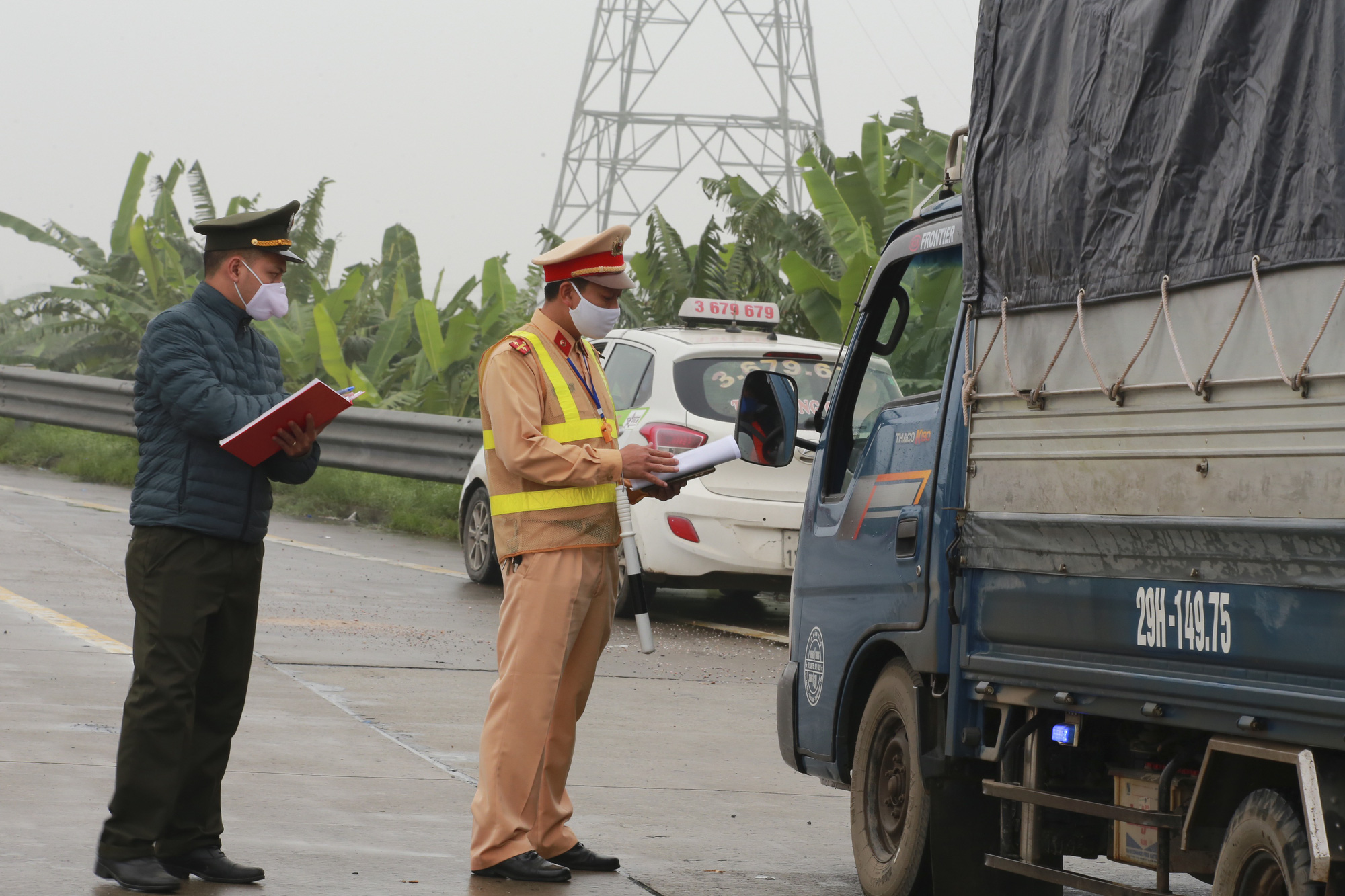 Lập chốt kiểm soát tại cao tốc Hà Nội - Hải Phòng, nhiều xe phải quay đầu - Ảnh 5. Lập chốt kiểm soát tại cao tốc Hà Nội - Hải Phòng, nhiều xe phải quay đầu - Ảnh 5.