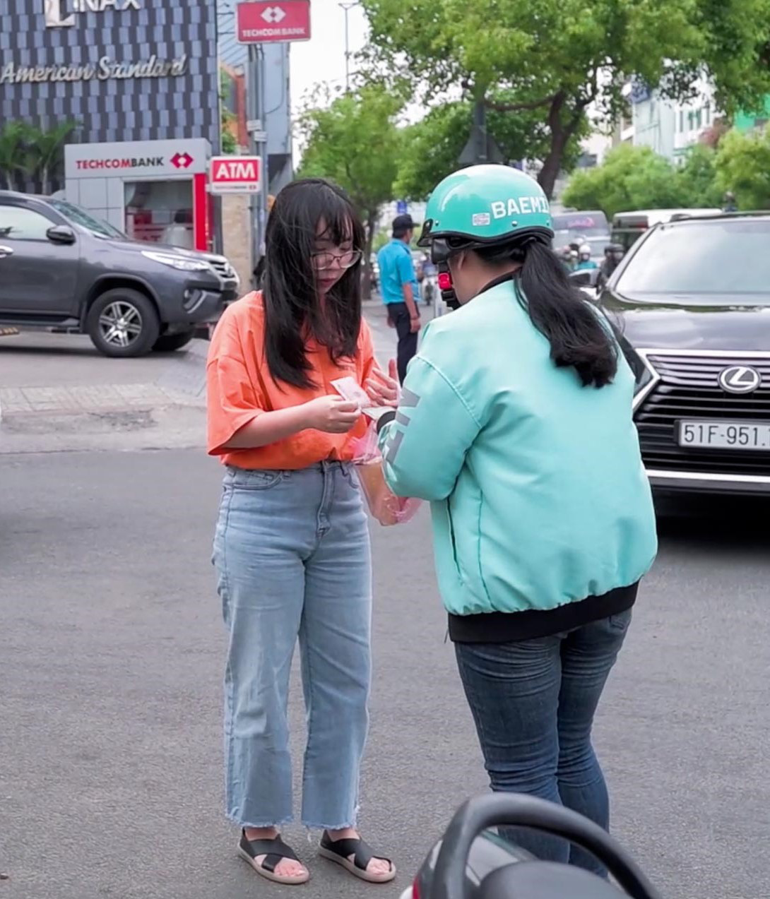 Tài xế công nghệ tìm cách bươn trải mùa dịch Covid-19 - Ảnh 5. Tài xế công nghệ tìm cách bươn trải mùa dịch Covid-19 - Ảnh 5.