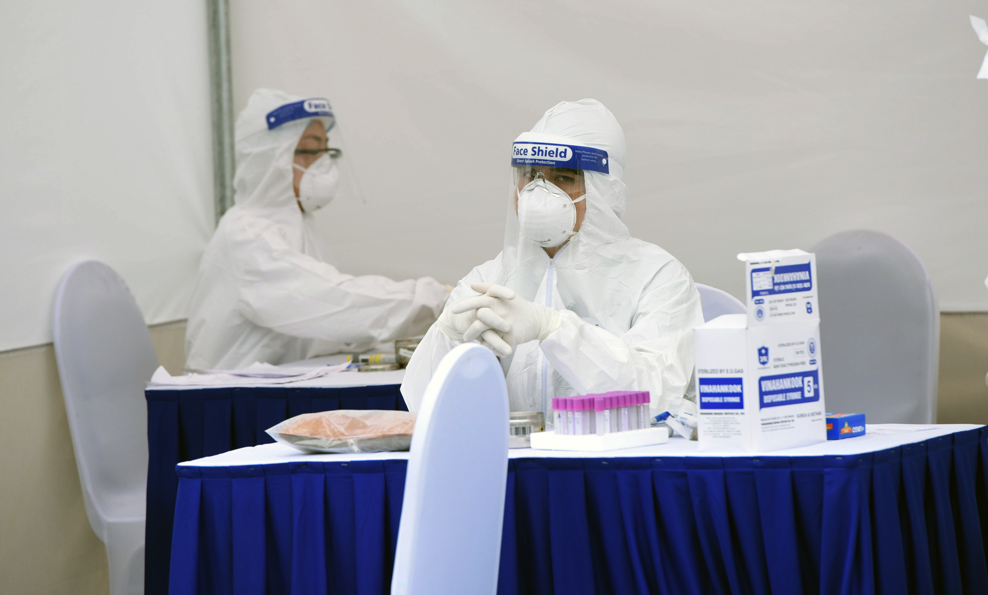 Hình ảnh test nhanh Covid-19 ở Cầu Giấy, Hà Nội - Ảnh 15. Hình ảnh test nhanh Covid-19 ở Cầu Giấy, Hà Nội - Ảnh 15.