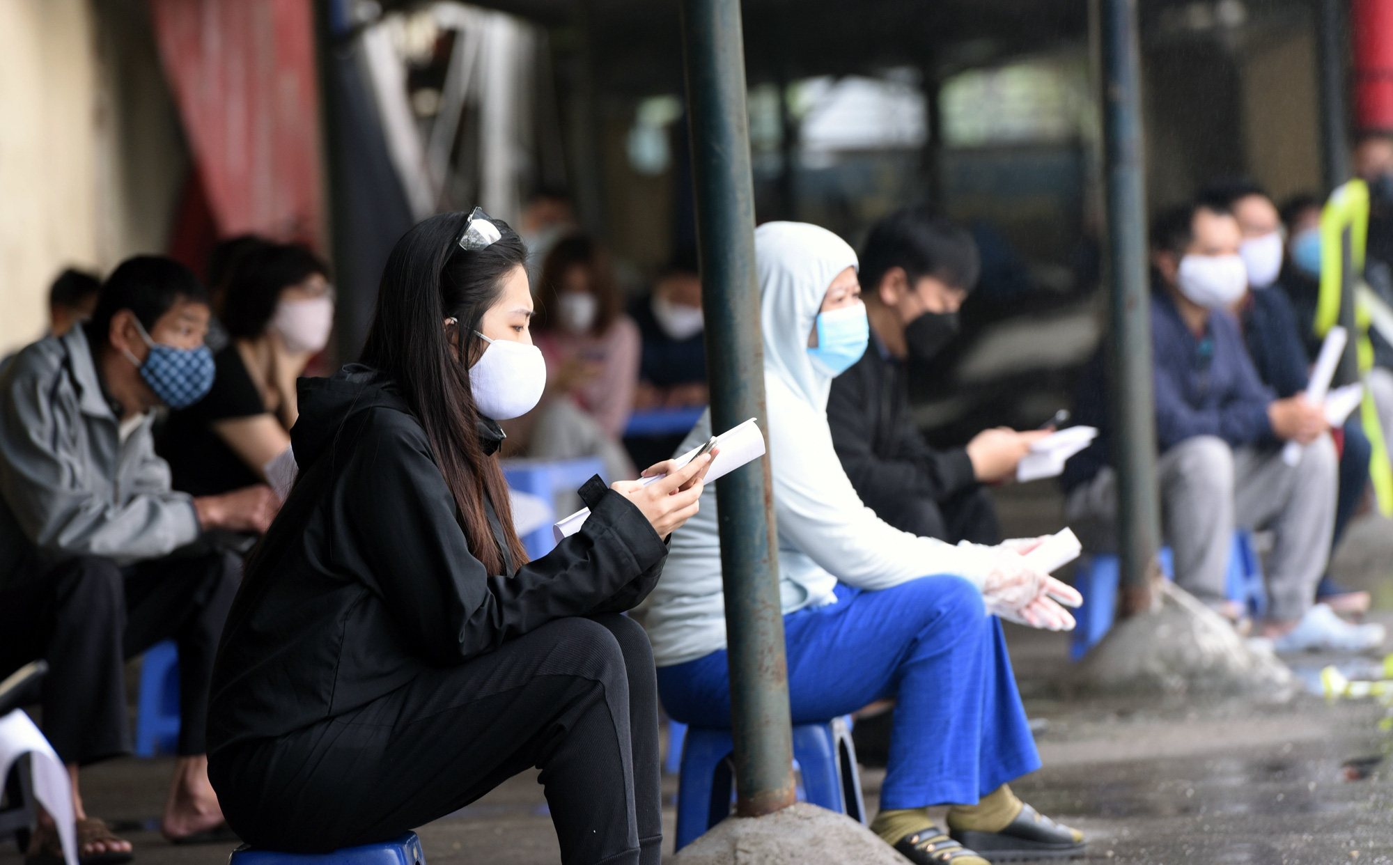 Hình ảnh test nhanh Covid-19 ở Cầu Giấy, Hà Nội - Ảnh 2. Hình ảnh test nhanh Covid-19 ở Cầu Giấy, Hà Nội - Ảnh 2.