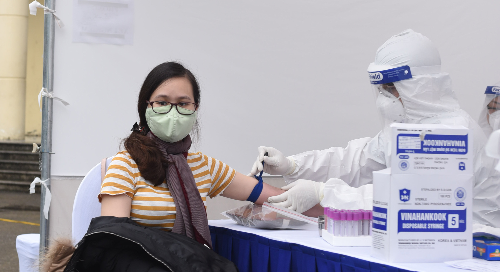 Hình ảnh test nhanh Covid-19 ở Cầu Giấy, Hà Nội - Ảnh 8. Hình ảnh test nhanh Covid-19 ở Cầu Giấy, Hà Nội - Ảnh 8.