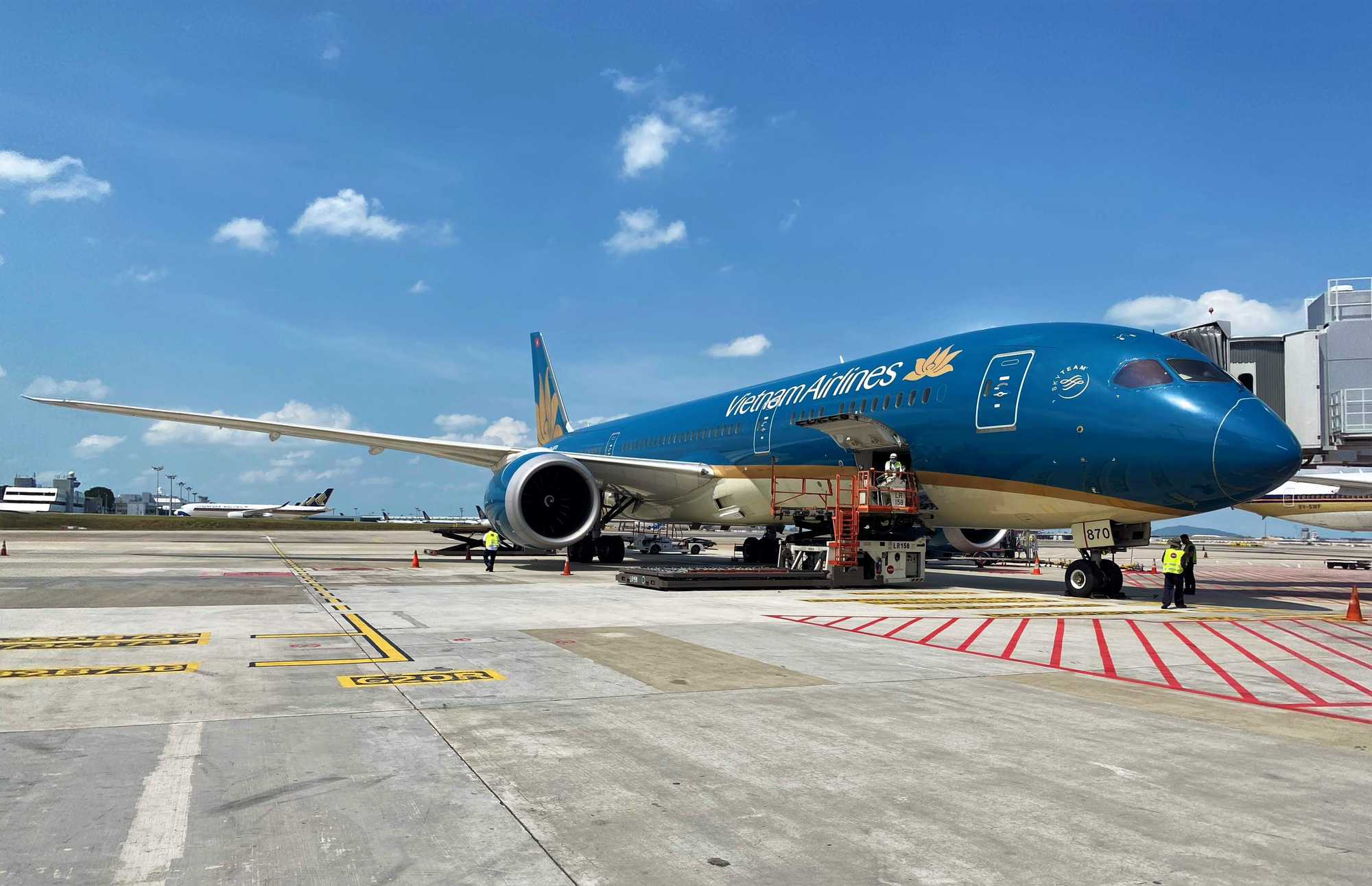 Vietnam Airlines vận chuyển 10 máy thở từ Singapore về Việt Nam - Ảnh 1. Vietnam Airlines vận chuyển 10 máy thở từ Singapore về Việt Nam - Ảnh 1.