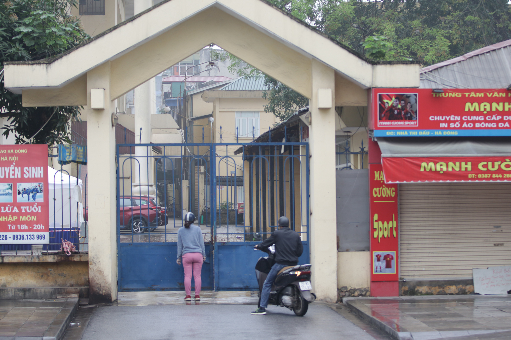 Hà Nội: Nhiều người 'đội mưa' đi test nhanh Covid-19... hụt - Ảnh 2. Hà Nội: Nhiều người 'đội mưa' đi test nhanh Covid-19... hụt - Ảnh 2.