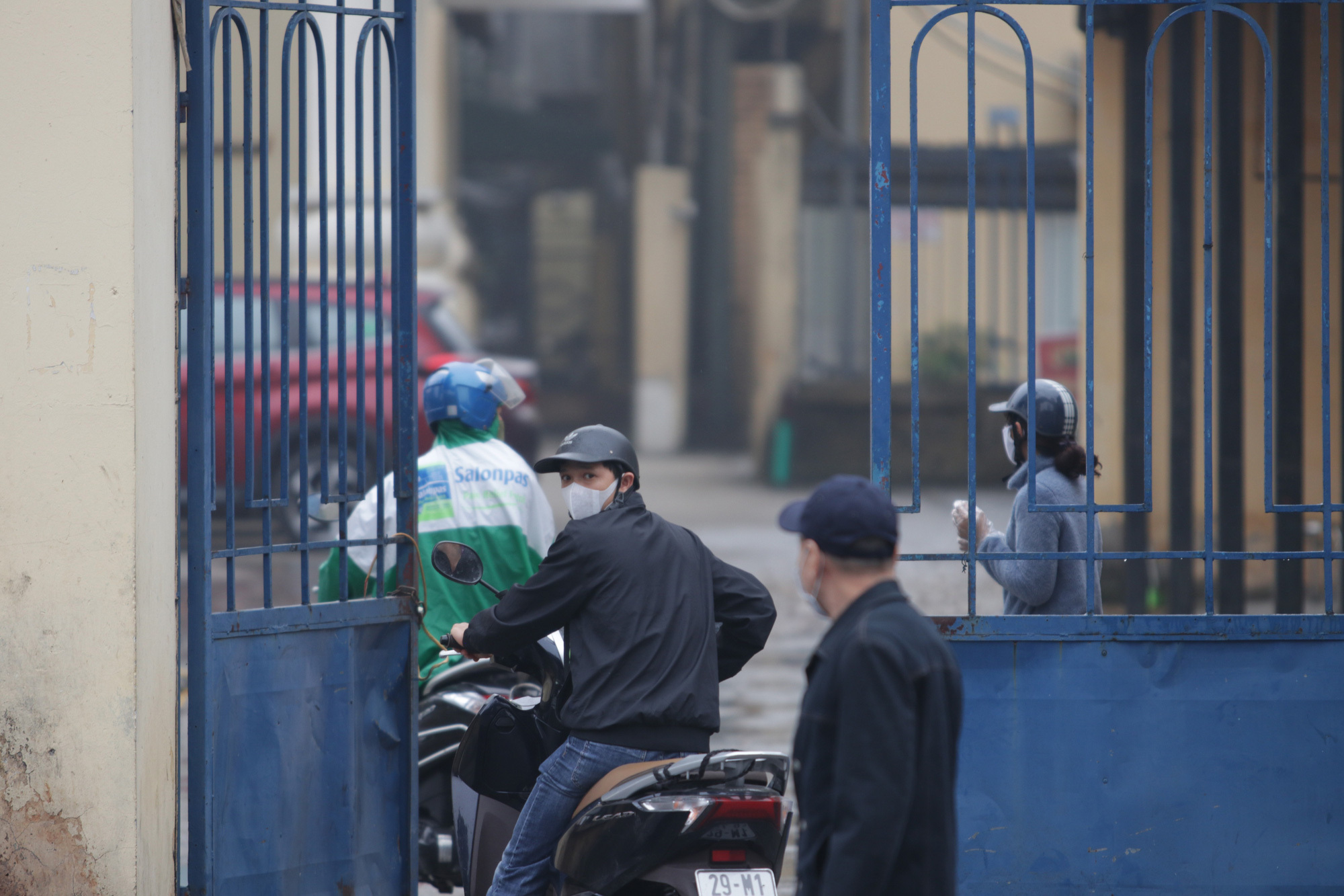 Hà Nội: Nhiều người 'đội mưa' đi test nhanh Covid-19... hụt - Ảnh 3. Hà Nội: Nhiều người 'đội mưa' đi test nhanh Covid-19... hụt - Ảnh 3.