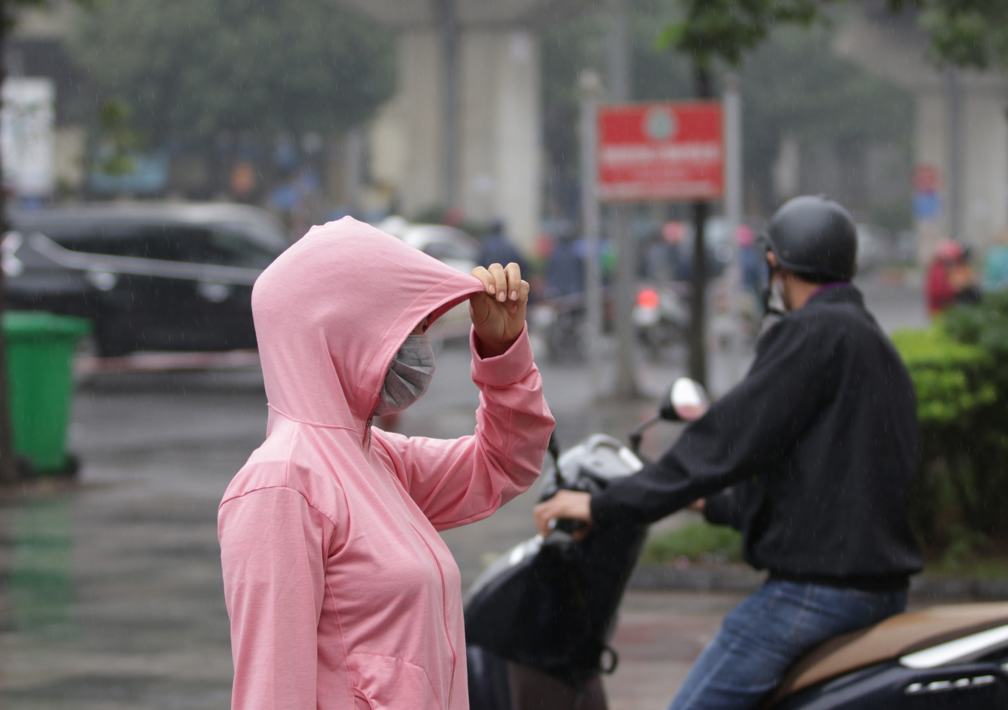Hà Nội: Nhiều người 'đội mưa' đi test nhanh Covid-19... hụt - Ảnh 12. Hà Nội: Nhiều người 'đội mưa' đi test nhanh Covid-19... hụt - Ảnh 12.