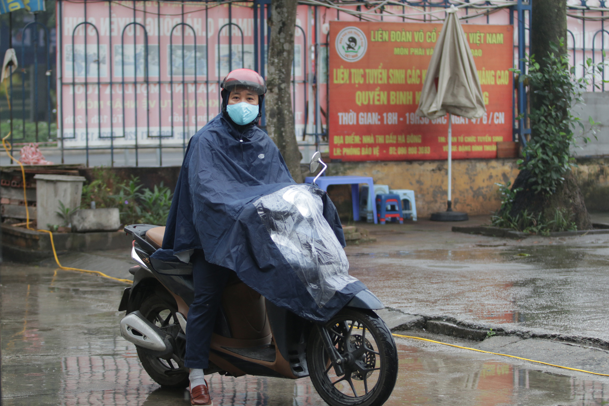Hà Nội: Nhiều người 'đội mưa' đi test nhanh Covid-19... hụt - Ảnh 15. Hà Nội: Nhiều người 'đội mưa' đi test nhanh Covid-19... hụt - Ảnh 15.