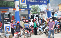 TP HCM yêu cầu không bán xăng cho người dùng can, chai, lọ… để mua tích trữ