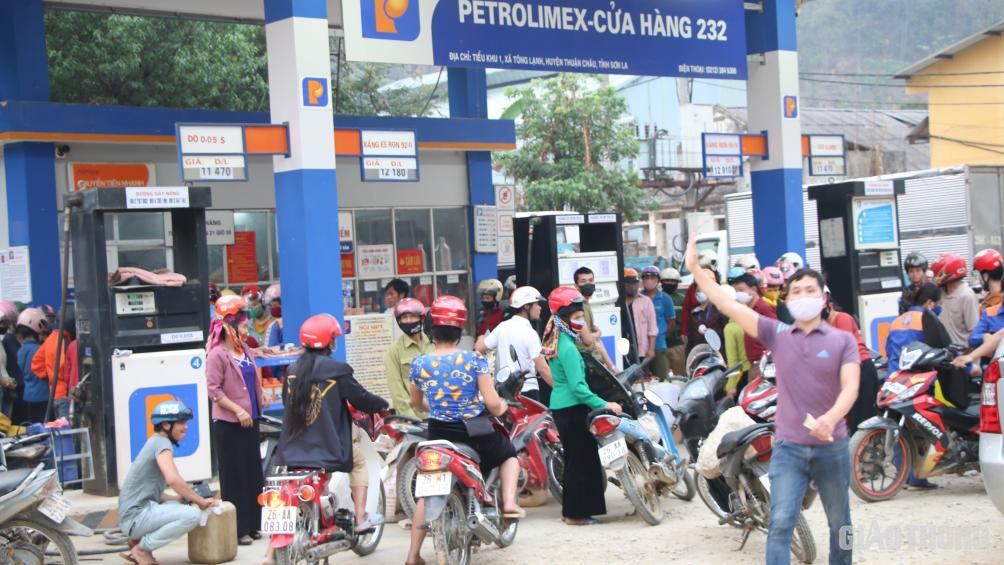 TP HCM yêu cầu kiên quyết không bán xăng cho người dùng can, chai, lọ… để mua tích trữ - Ảnh 1. TP HCM yêu cầu kiên quyết không bán xăng cho người dùng can, chai, lọ… để mua tích trữ - Ảnh 1.