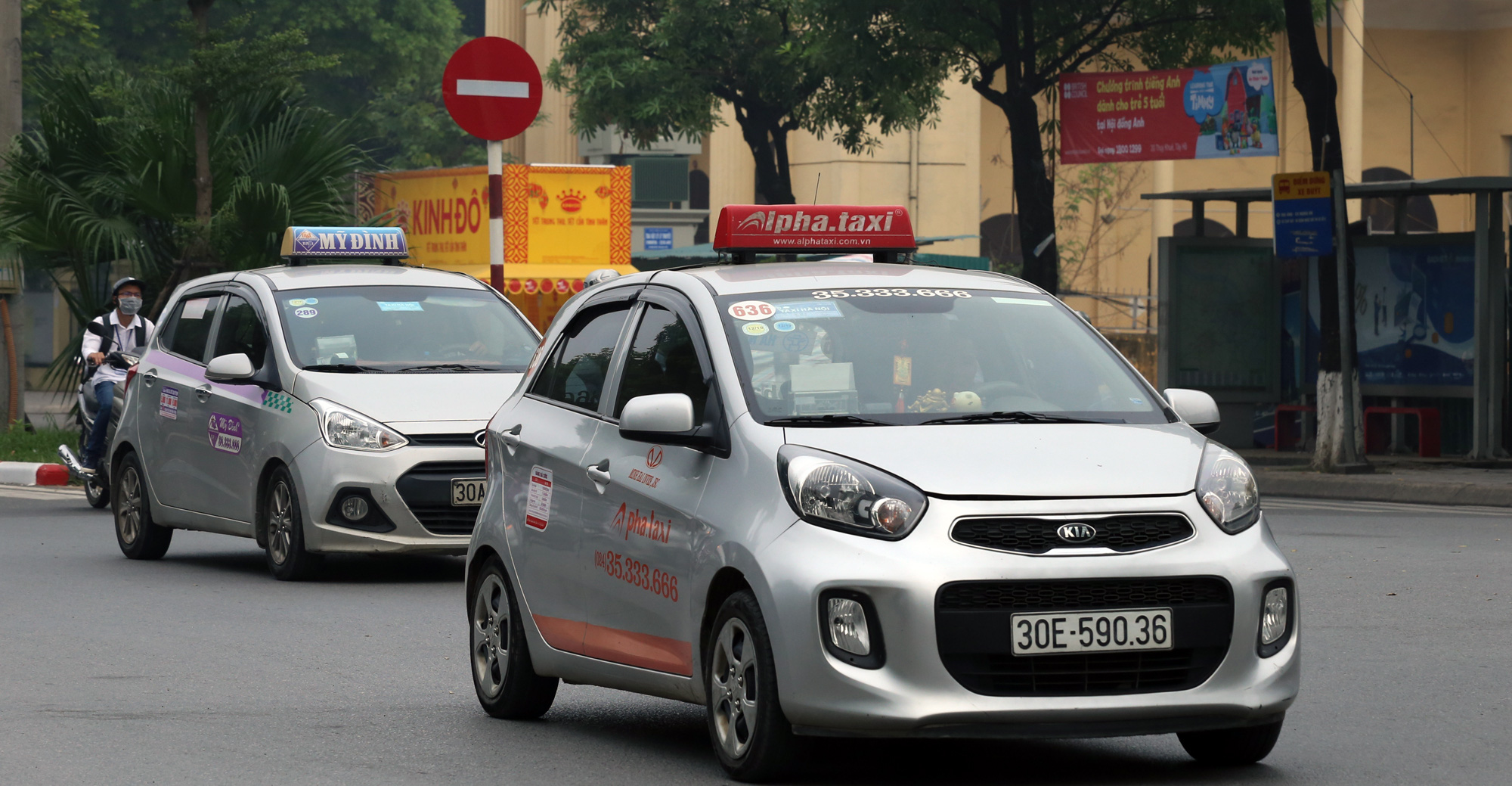 Taxi được vận chuyển hành khách ở ga Hà Nội, sân bay Nội Bài có điều kiện - Ảnh 1. Taxi được vận chuyển hành khách ở ga Hà Nội, sân bay Nội Bài có điều kiện - Ảnh 1.