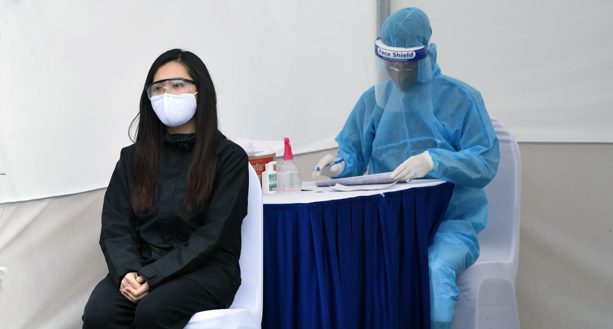Hình ảnh test nhanh Covid-19 ở Cầu Giấy, Hà Nội - Ảnh 5. Hình ảnh test nhanh Covid-19 ở Cầu Giấy, Hà Nội - Ảnh 5.