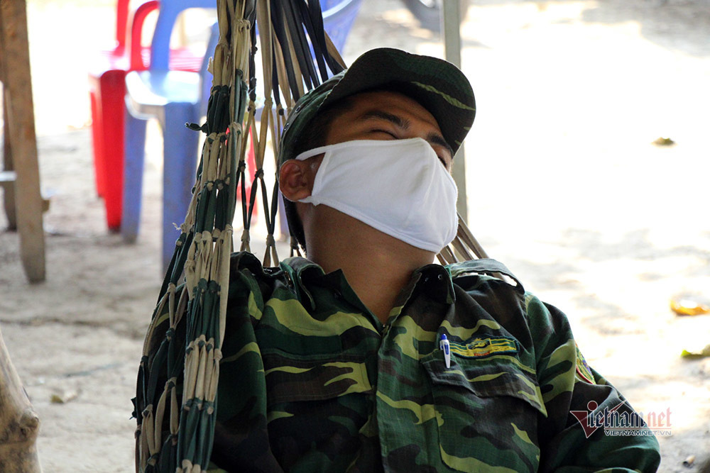 Những người lính bộ đội biên phòng ăn mì gói, ngủ võng ngăn dịch - Ảnh 14. Những người lính bộ đội biên phòng ăn mì gói, ngủ võng ngăn dịch - Ảnh 14.