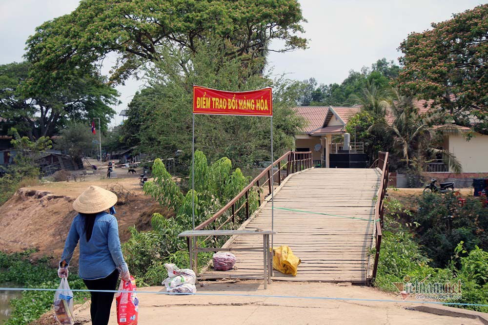 Những người lính bộ đội biên phòng ăn mì gói, ngủ võng ngăn dịch - Ảnh 20. Những người lính bộ đội biên phòng ăn mì gói, ngủ võng ngăn dịch - Ảnh 20.