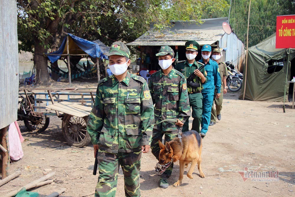 Những người lính bộ đội biên phòng ăn mì gói, ngủ võng ngăn dịch - Ảnh 3. Những người lính bộ đội biên phòng ăn mì gói, ngủ võng ngăn dịch - Ảnh 3.