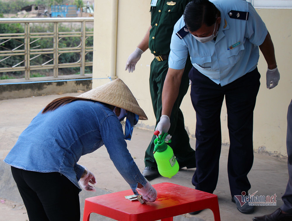 Những người lính bộ đội biên phòng ăn mì gói, ngủ võng ngăn dịch - Ảnh 22. Những người lính bộ đội biên phòng ăn mì gói, ngủ võng ngăn dịch - Ảnh 22.