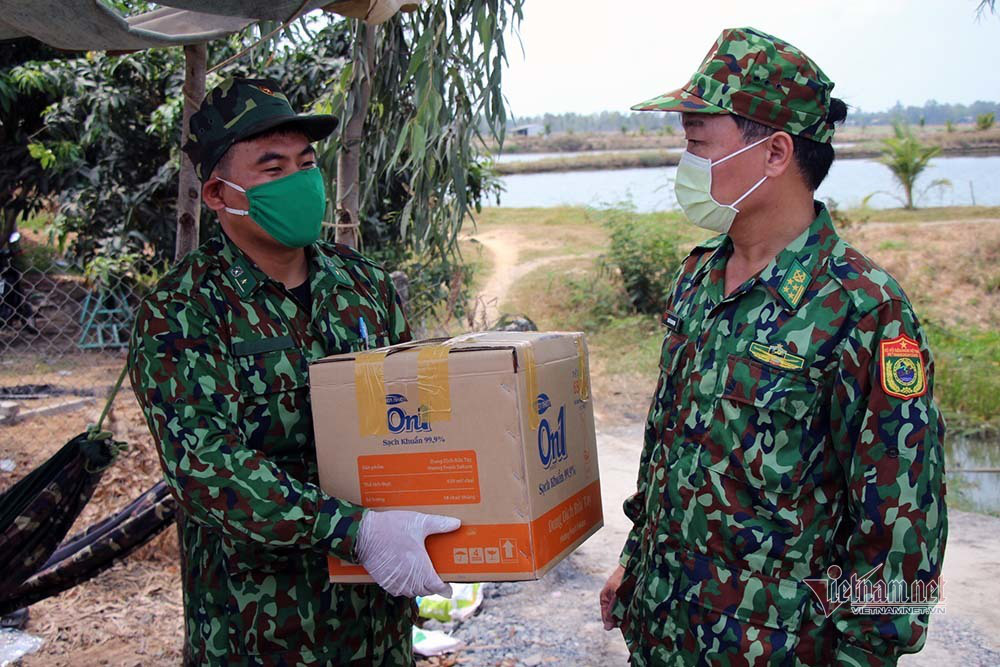 Những người lính bộ đội biên phòng ăn mì gói, ngủ võng ngăn dịch - Ảnh 23. Những người lính bộ đội biên phòng ăn mì gói, ngủ võng ngăn dịch - Ảnh 23.