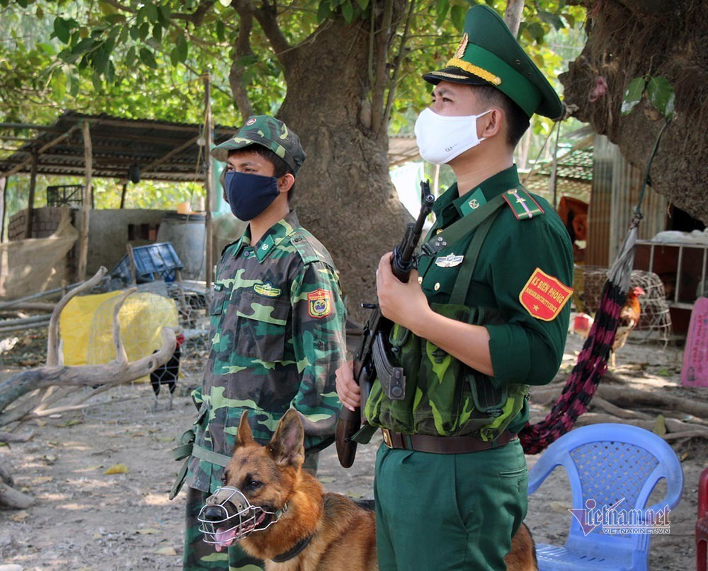 Những người lính bộ đội biên phòng ăn mì gói, ngủ võng ngăn dịch - Ảnh 1. Những người lính bộ đội biên phòng ăn mì gói, ngủ võng ngăn dịch - Ảnh 1.