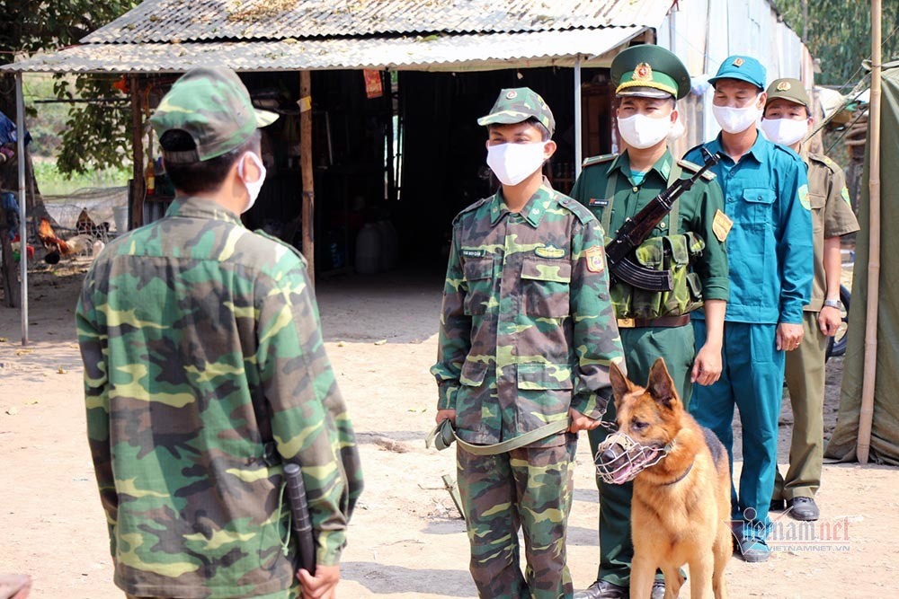 Những người lính bộ đội biên phòng ăn mì gói, ngủ võng ngăn dịch - Ảnh 2. Những người lính bộ đội biên phòng ăn mì gói, ngủ võng ngăn dịch - Ảnh 2.