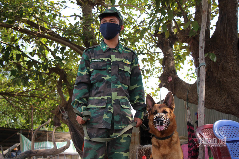 Những người lính bộ đội biên phòng ăn mì gói, ngủ võng ngăn dịch - Ảnh 5. Những người lính bộ đội biên phòng ăn mì gói, ngủ võng ngăn dịch - Ảnh 5.