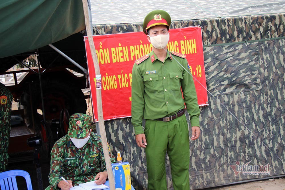 Những người lính bộ đội biên phòng ăn mì gói, ngủ võng ngăn dịch - Ảnh 10. Những người lính bộ đội biên phòng ăn mì gói, ngủ võng ngăn dịch - Ảnh 10.