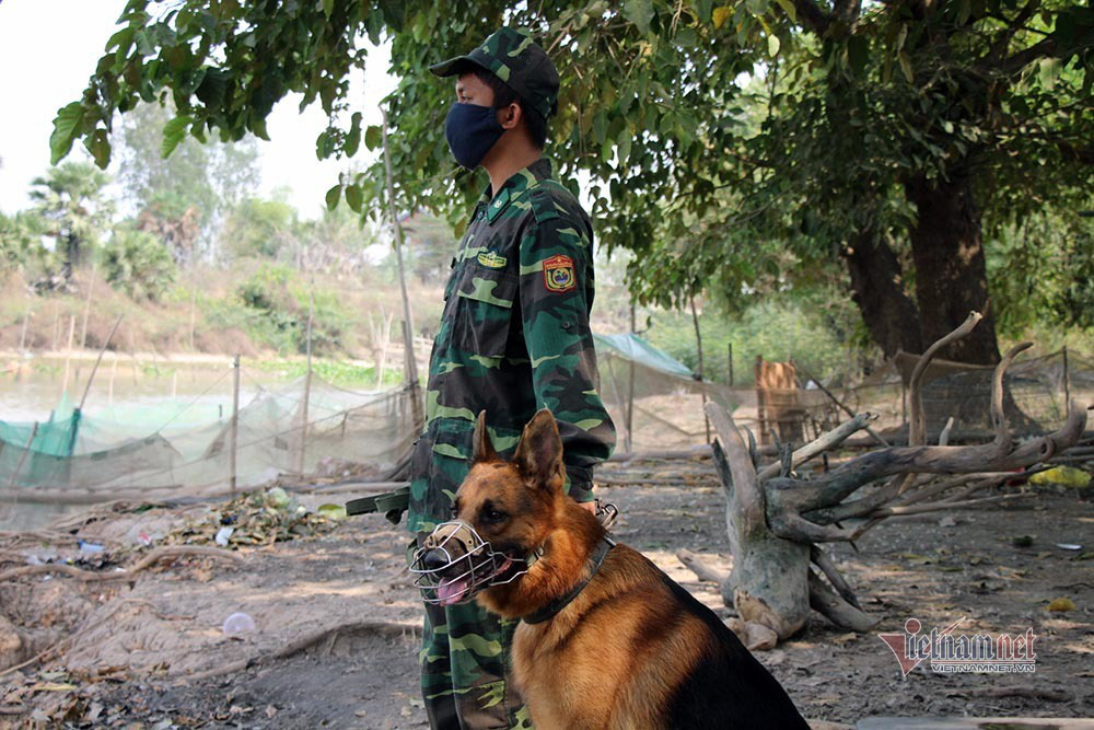 Những người lính bộ đội biên phòng ăn mì gói, ngủ võng ngăn dịch - Ảnh 6. Những người lính bộ đội biên phòng ăn mì gói, ngủ võng ngăn dịch - Ảnh 6.