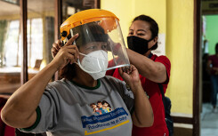 Nữ hộ sinh Philippines ở tuyến đầu chống Covid-19 phải làm nhiệm vụ mà không có đồ bảo hộ