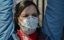 Gạt chính trị sang một bên Mỹ dựa vào nguồn cung cấp y tế của Trung Quốc để chống lại virus