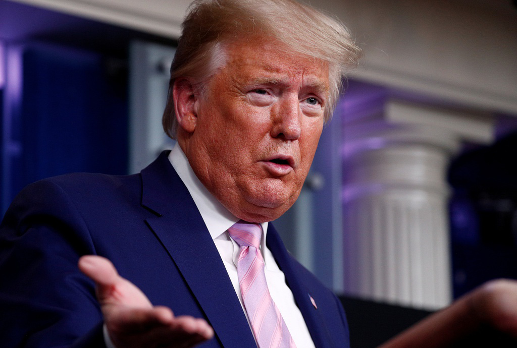 Ca nhiễm ở Mỹ vượt 240.000, TT Trump kích hoạt luật thời chiến - Ảnh 1. Ca nhiễm ở Mỹ vượt 240.000, TT Trump kích hoạt luật thời chiến - Ảnh 1.