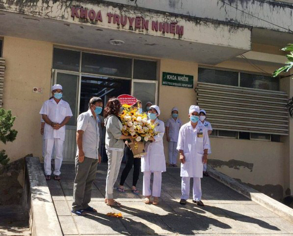 Thêm 10 trường hợp mắc Covid-19 khỏi bệnh, trong đó có một bệnh nhi 2 tuổi - Ảnh 1. Thêm 10 trường hợp mắc Covid-19 khỏi bệnh, trong đó có một bệnh nhi 2 tuổi - Ảnh 1.