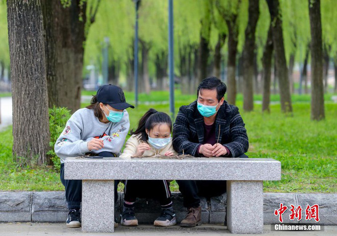 Dân Vũ Hán bắt đầu mua sắm, vui chơi - Ảnh 2. Dân Vũ Hán bắt đầu mua sắm, vui chơi - Ảnh 2.