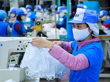 Phương Tây đeo khẩu trang và cơ hội của doanh nghiệp Việt