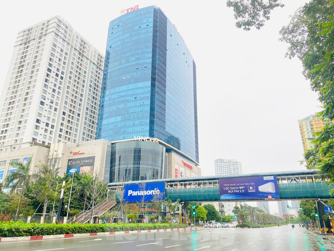 Hà Nội vắng lặng trong ngày đầu xử phạt các trường hợp vi phạm hạn chế ra ngoài - Ảnh 6. Hà Nội vắng lặng trong ngày đầu xử phạt các trường hợp vi phạm hạn chế ra ngoài - Ảnh 6.