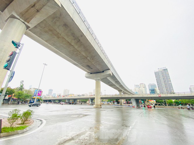Hà Nội vắng lặng trong ngày đầu xử phạt các trường hợp vi phạm hạn chế ra ngoài - Ảnh 2. Hà Nội vắng lặng trong ngày đầu xử phạt các trường hợp vi phạm hạn chế ra ngoài - Ảnh 2.