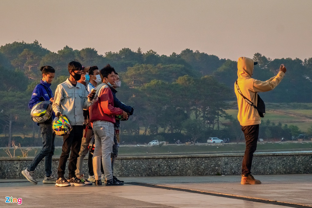Công viên ở Đà Lạt đông người những ngày cách li toàn xã hội - Ảnh 12. Công viên ở Đà Lạt đông người những ngày cách li toàn xã hội - Ảnh 12.