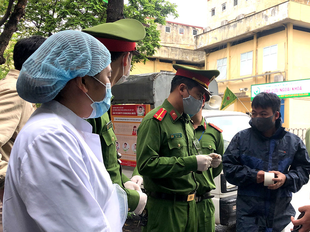 Phạt người ra ngoài không đúng mục đích: Mới chỉ tuyên truyền, nhắc nhở - Ảnh 1. Phạt người ra ngoài không đúng mục đích: Mới chỉ tuyên truyền, nhắc nhở - Ảnh 1.