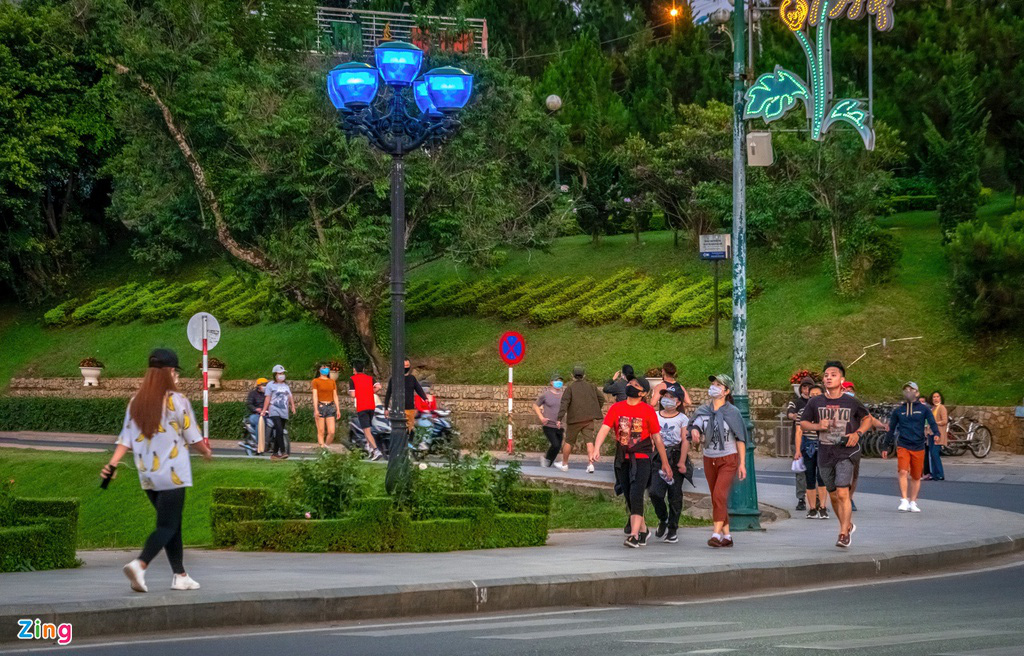 Công viên ở Đà Lạt đông người những ngày cách li toàn xã hội - Ảnh 10. Công viên ở Đà Lạt đông người những ngày cách li toàn xã hội - Ảnh 10.