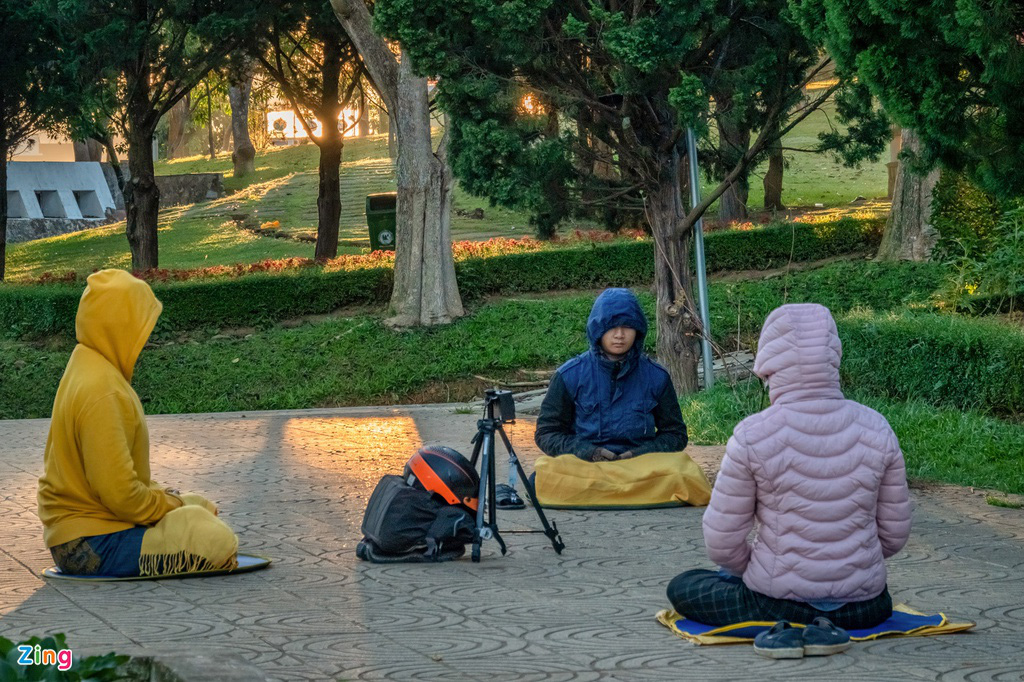 Công viên ở Đà Lạt đông người những ngày cách li toàn xã hội - Ảnh 9. Công viên ở Đà Lạt đông người những ngày cách li toàn xã hội - Ảnh 9.