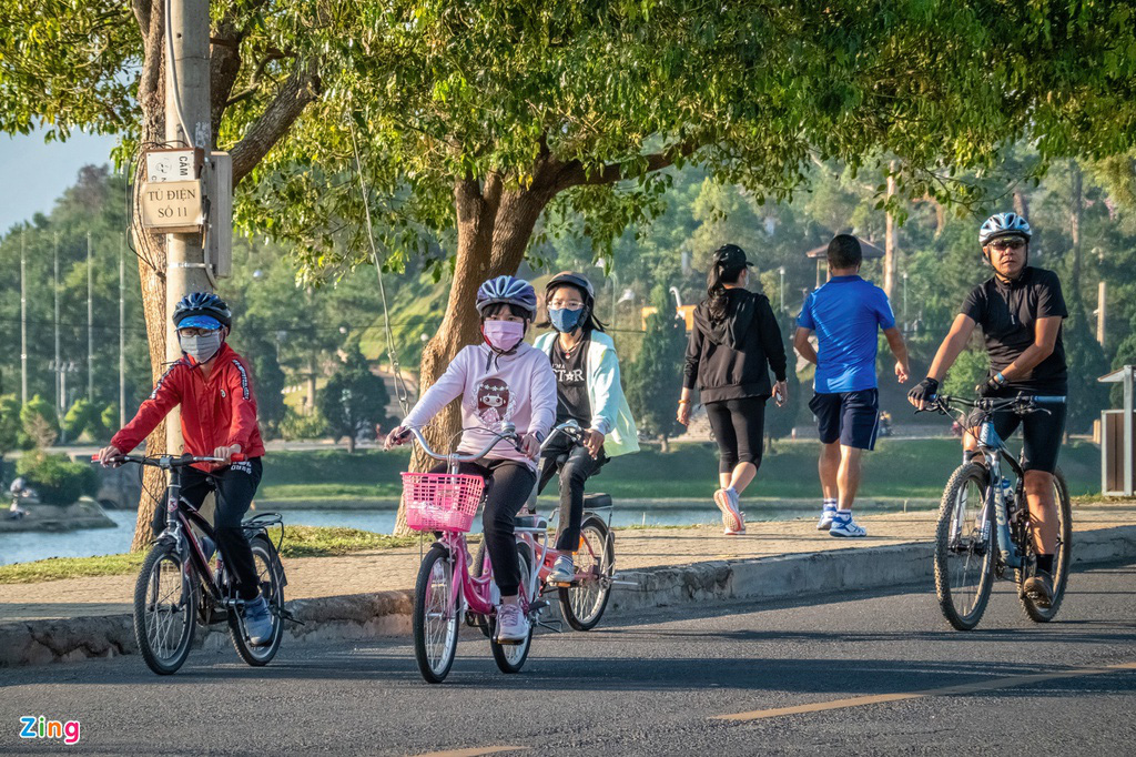 Công viên ở Đà Lạt đông người những ngày cách li toàn xã hội - Ảnh 2. Công viên ở Đà Lạt đông người những ngày cách li toàn xã hội - Ảnh 2.
