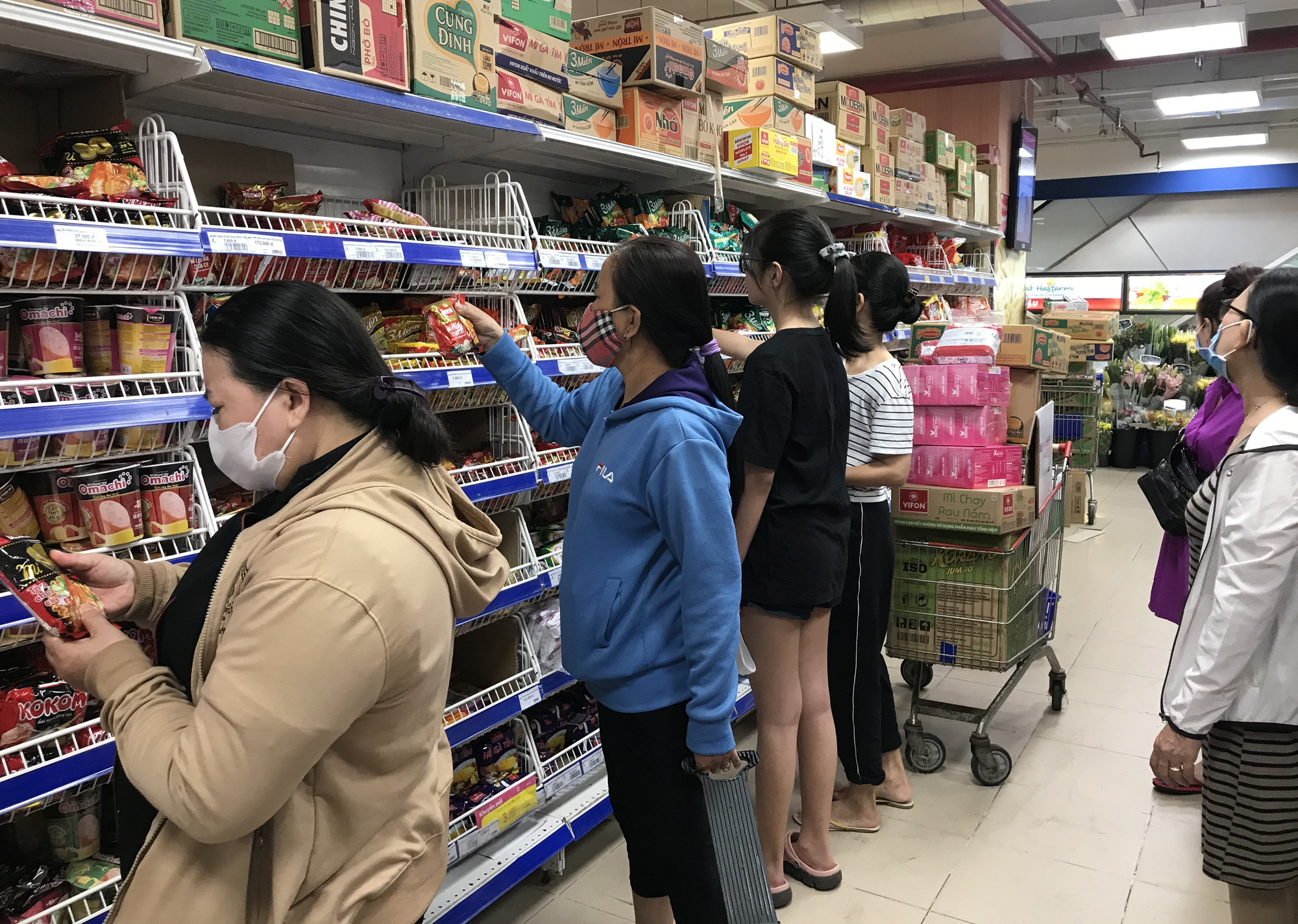 Bộ Công Thương yêu cầu mở thêm nhiều điểm bán hàng dã chiến vì dịch Covid-19 - Ảnh 2. Bộ Công Thương yêu cầu mở thêm nhiều điểm bán hàng dã chiến vì dịch Covid-19 - Ảnh 2.