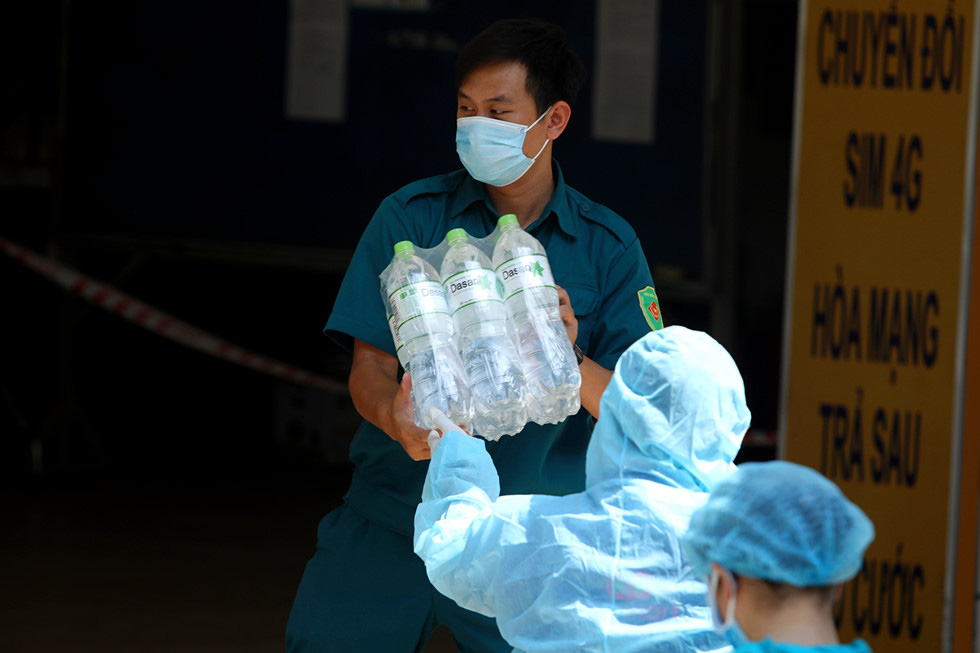 Bên trong khu cách li đông nhất TP HCM - Ảnh 2. Bên trong khu cách li đông nhất TP HCM - Ảnh 2.