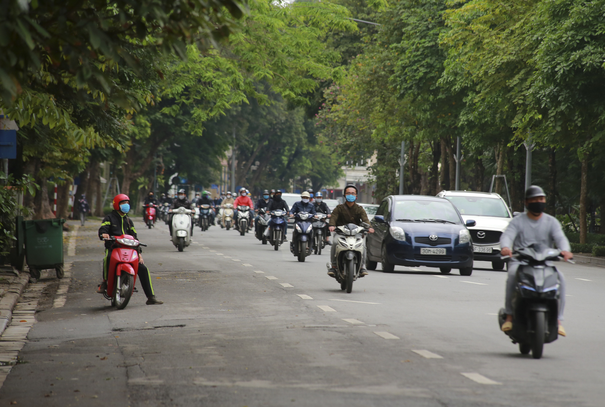 Hà Nội: Hàng trăm người dân đi tập thể dục bị nhắc nhở quay về nhà - Ảnh 2. Hà Nội: Hàng trăm người dân đi tập thể dục bị nhắc nhở quay về nhà - Ảnh 2.