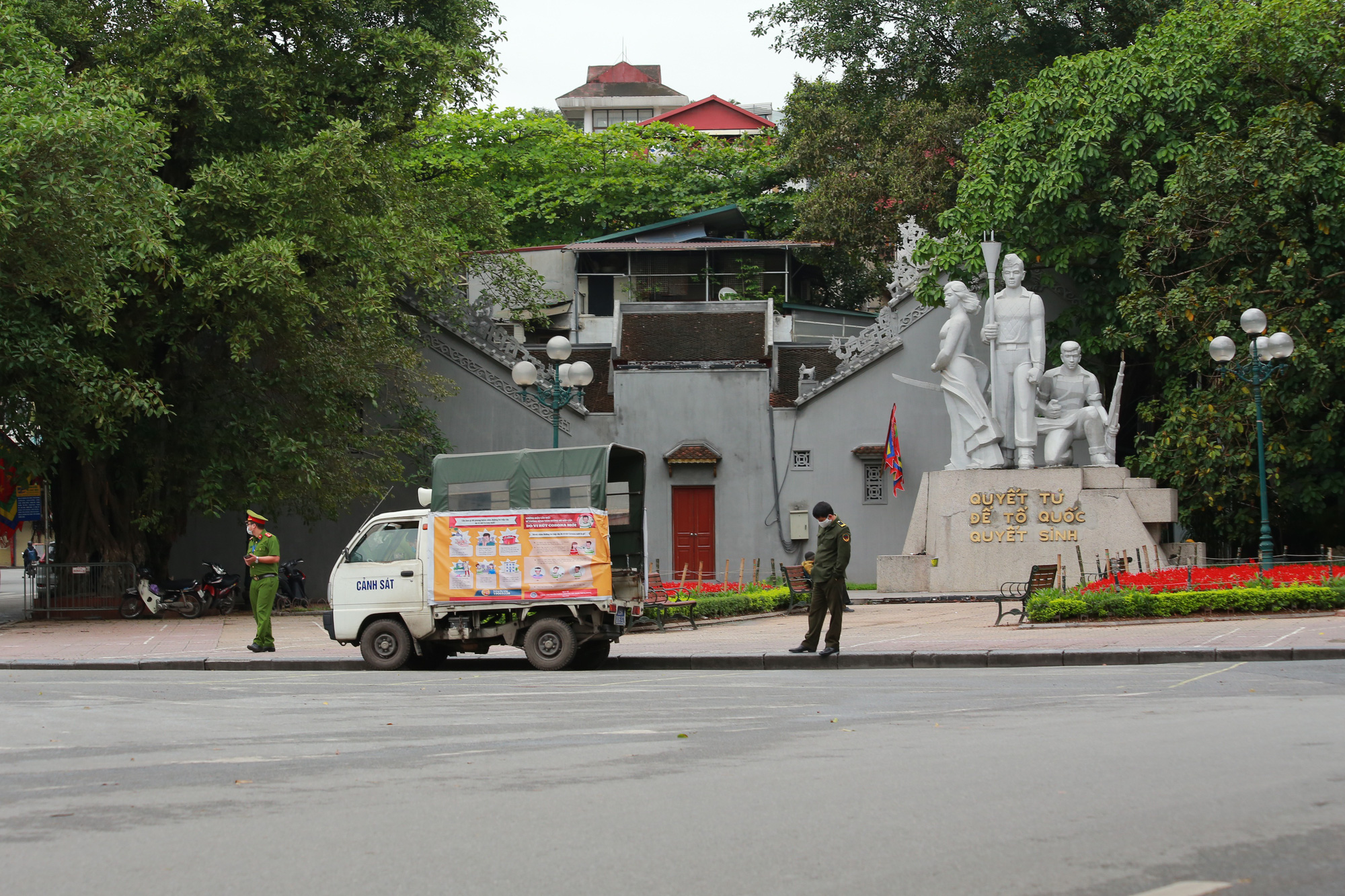 Hà Nội: Hàng trăm người dân đi tập thể dục bị nhắc nhở quay về nhà - Ảnh 8. Hà Nội: Hàng trăm người dân đi tập thể dục bị nhắc nhở quay về nhà - Ảnh 8.