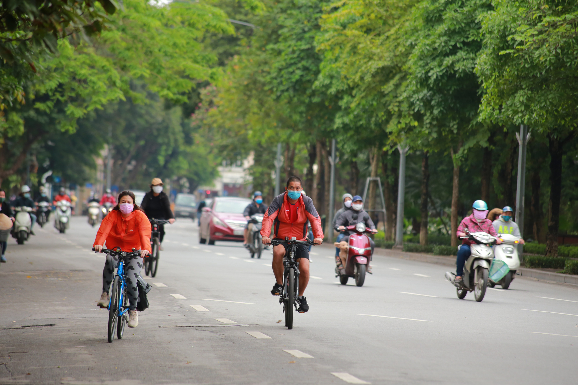 Hà Nội: Hàng trăm người dân đi tập thể dục bị nhắc nhở quay về nhà - Ảnh 12. Hà Nội: Hàng trăm người dân đi tập thể dục bị nhắc nhở quay về nhà - Ảnh 12.