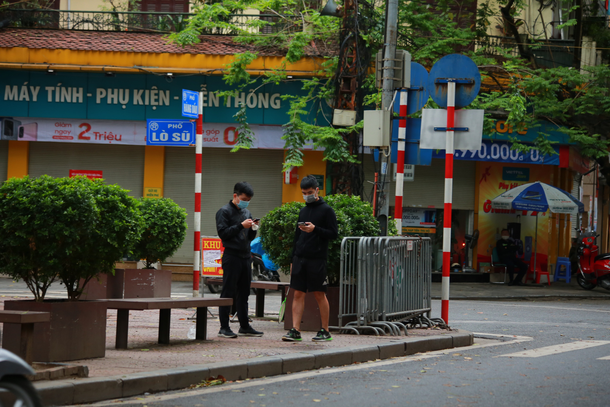 Hà Nội: Hàng trăm người dân đi tập thể dục bị nhắc nhở quay về nhà - Ảnh 11. Hà Nội: Hàng trăm người dân đi tập thể dục bị nhắc nhở quay về nhà - Ảnh 11.