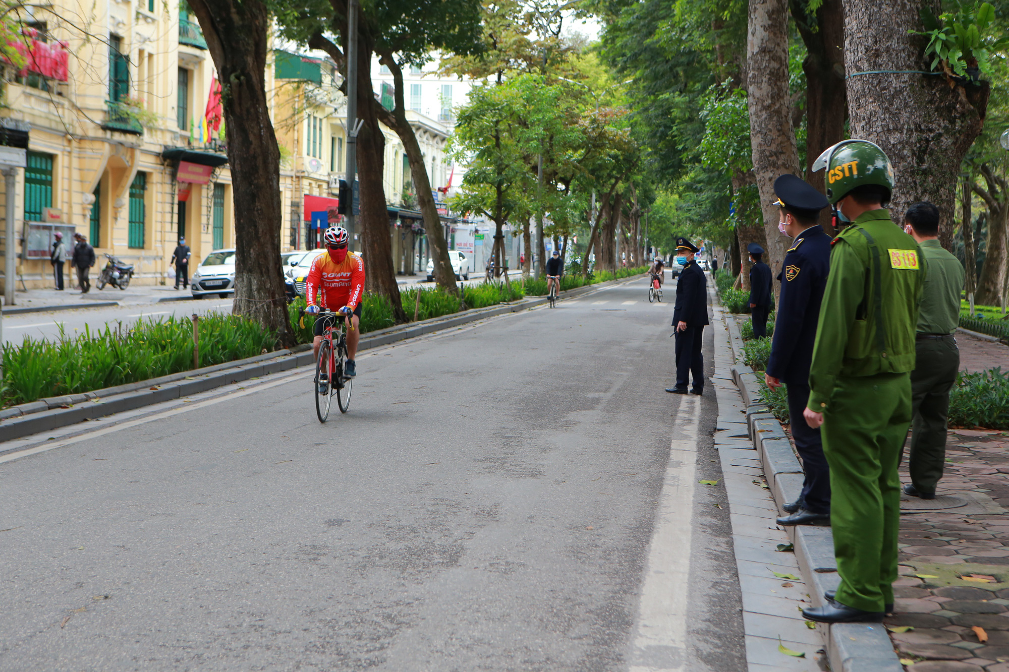 Hà Nội: Hàng trăm người dân đi tập thể dục bị nhắc nhở quay về nhà - Ảnh 4. Hà Nội: Hàng trăm người dân đi tập thể dục bị nhắc nhở quay về nhà - Ảnh 4.